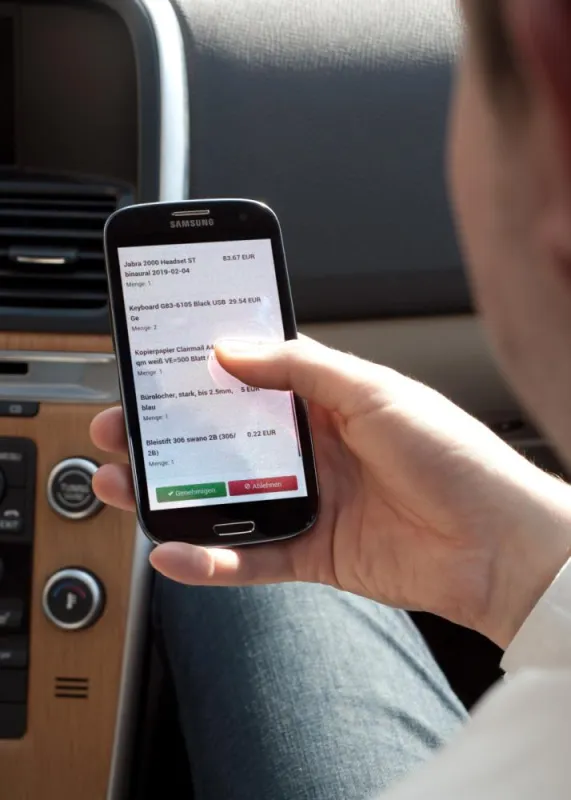 Bedarfsanforderungen mobil freigeben: Mit Mercateo ApproveNow ist das ganz einfach.