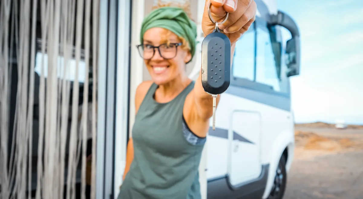 Schlüssel zum Traumurlaub: Welches Wohnmobil passt am besten zu Ihren Reiseplänen? (© iStock / simonapilolla)