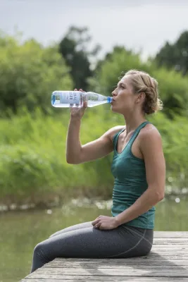 Bild: Tipps für Sonnenanbeter: Richtiges Trinken und Pflege für gesunde Sommerhaut