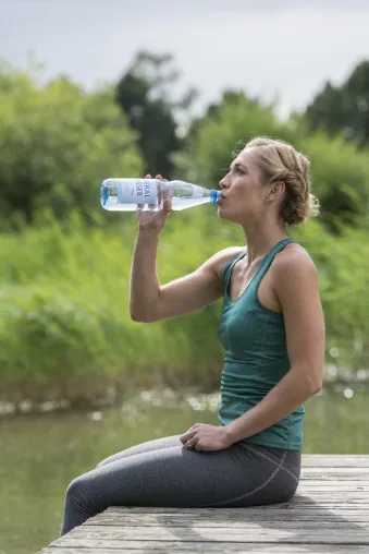 Bild: Tipps für Sonnenanbeter: Richtiges Trinken und Pflege für gesunde Sommerhaut