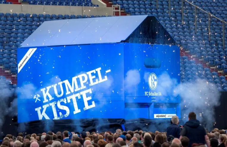 Bild: 'Kumpelkiste' geliefert: Raumspezialist ELA unterstützt Spendenaktion des FC Schalke 04