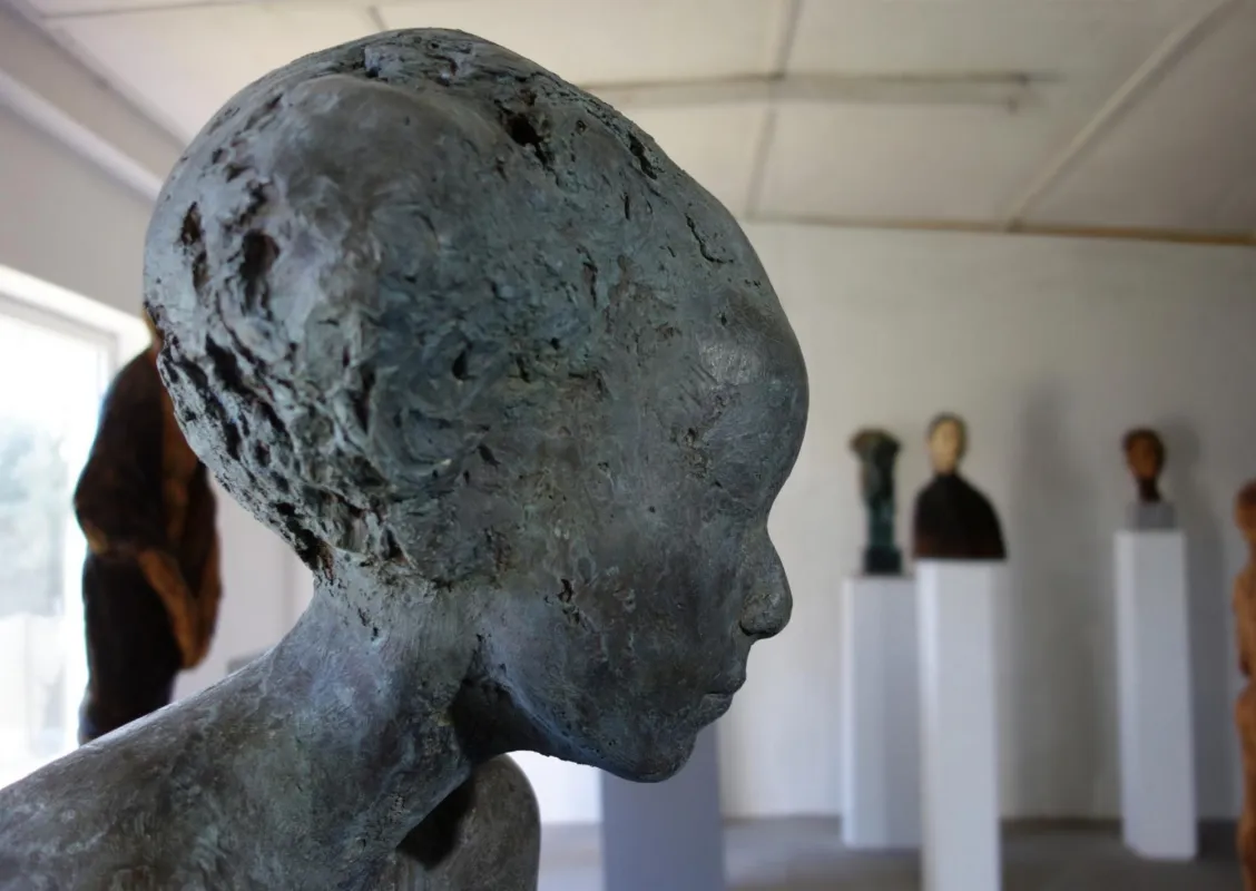 Blick ins Atelier mit Detail von »ZWISCHEN 13 UND 14«, 2018, Bronze · Foto: Dirk Wunderlich
