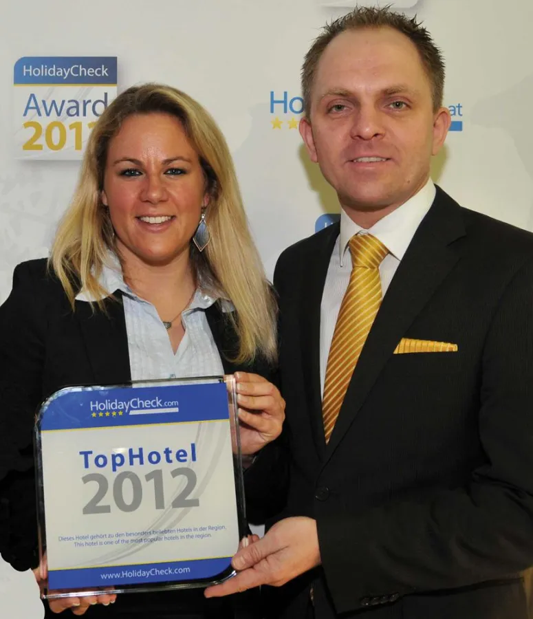 Preisübergabe auf der ITB (von links): Tanja Vollmuth, HolidayCheck, und Hoteldirektor Daniel Beer.
