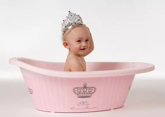 Bild: Mit Krönchen in die Wanne