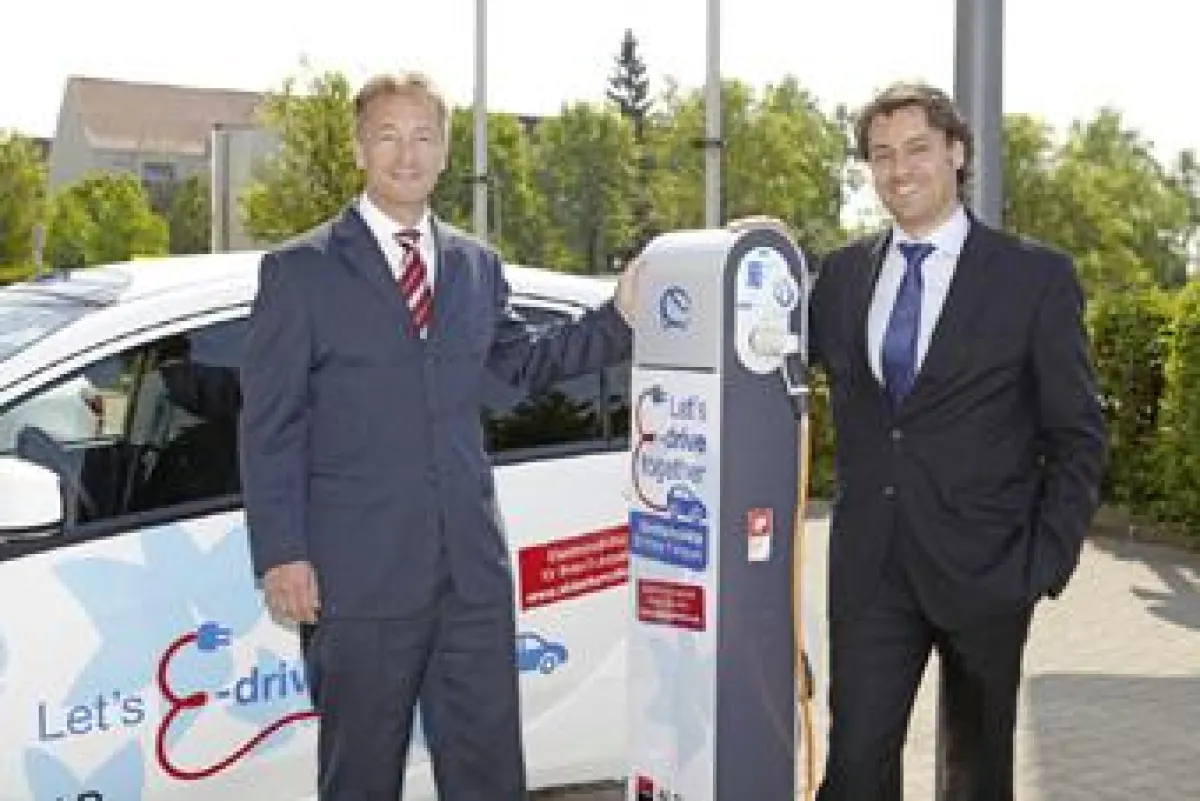 Karsten Rösel, Geschäftsführer ALD AutoLeasing D GmbH, und René Caplan, Leiter Business Development B2C bei der RWE Effizienz GmbH