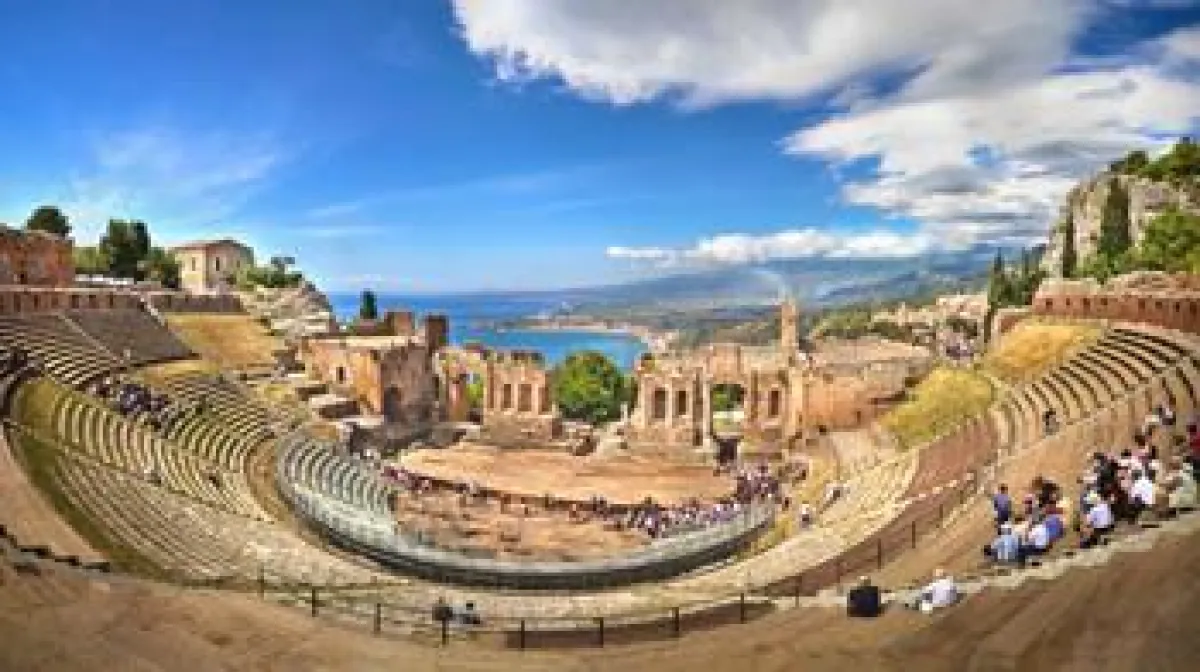Griechisches Theater in Taormina mit Blick über das Meer