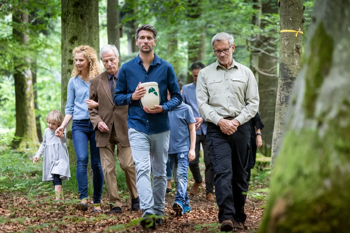 Viele Familien legen Wert auf individuelle Abschiede und wählen alternative Bestattungsformen. (© FriedWald GmbH)