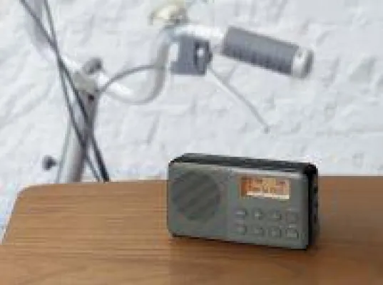 Bild: Alles drin: DPR-64 Pocketradio von SANGEAN für bequemen Mobilempfang von UKW und DAB+