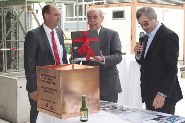 Der Grundstein ist gelegt: Wilken baut Stammsitz deutlich aus Bild: Der Grundstein ist gelegt: Wilken baut Stammsitz deutlich aus