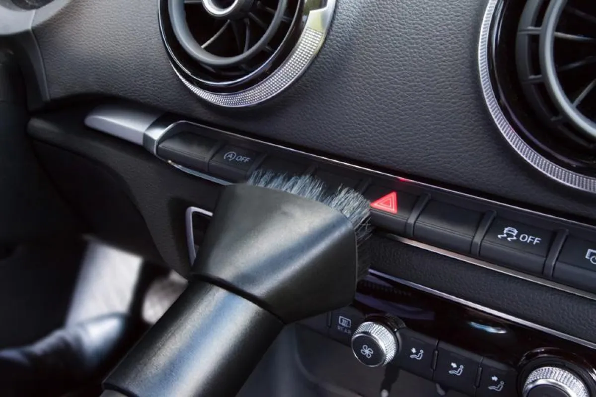 Der Armaturenpinsel von Wessel Werk zur schonenden Reinigung des Cockpits.