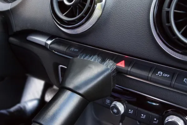 Bild: Stelldichein der Autobesitzer an Autowaschsalons – Tipps zur Innenpflege für blitzsaubere Armaturen & Co.