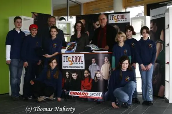 Bild: Wir sind, was wir tragen – Moderne Schulkleidung steigert den Zusammenhalt der Schüler