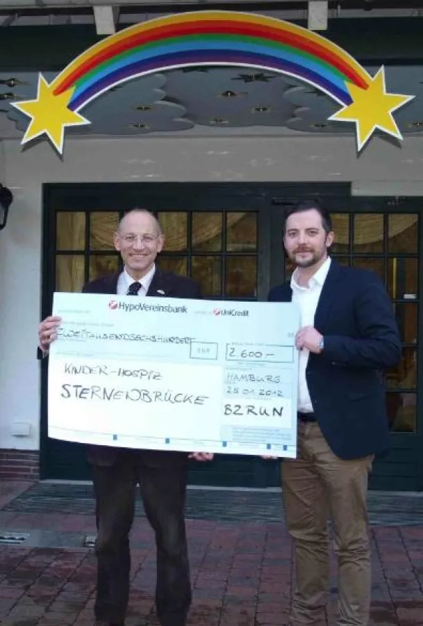 Peer Gent nimmt von Christoph Federspiel den Scheck entgegen.