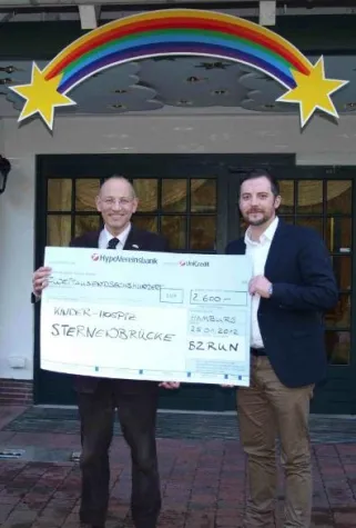Bild: B2RUN spendet 2.600 Euro an das Kinder-Hospiz Sternenbrücke