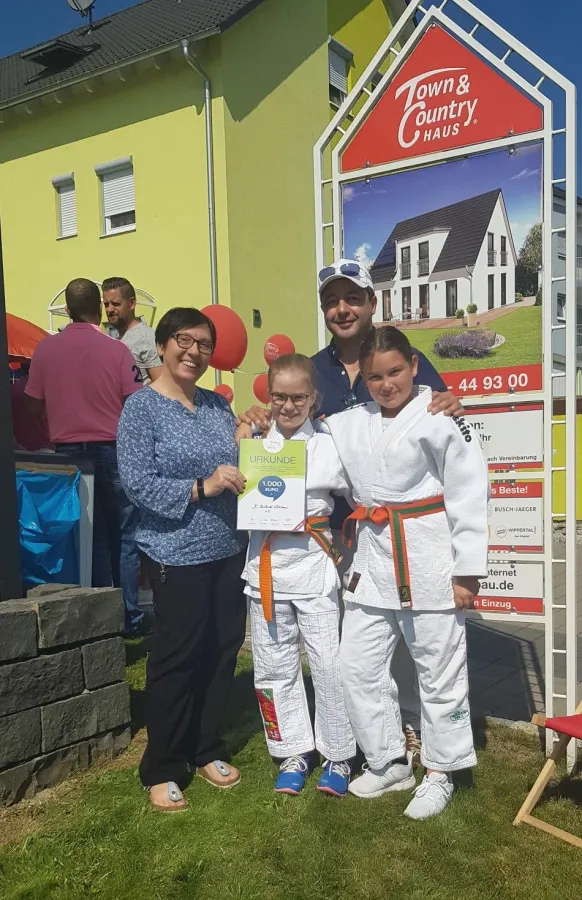 Stiftungsbotschafter Adem Saracoglu übergibt den symbolischen Spendenscheck. © Taunus Hausbau GmbH