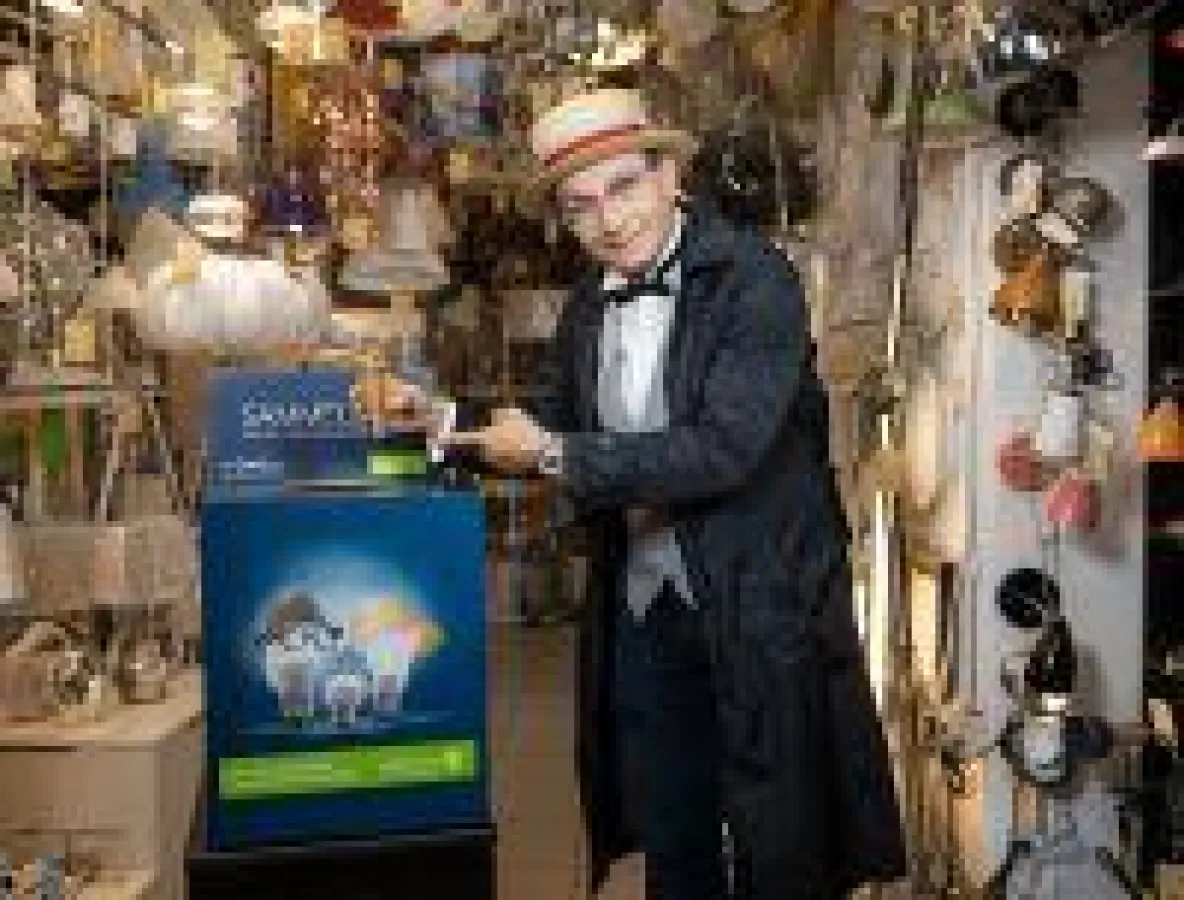 Wigald Boning an der Lightcycle-Sammelbox; Quelle: Lightcycle