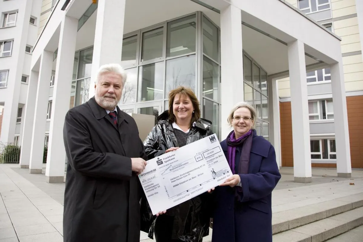 Scheckübergabe vor dem MitscherlichHaus: Hans-Jürgen Bosinger (Geschäftsführer WOHNHEIM GmbH), KiTa-Leiterin Stefanie Supreeth-Will, Susanne Bodien (WOHNHEIM GmbH) (v.l.n.r.)  Foto: WOHNHEIM GmbH