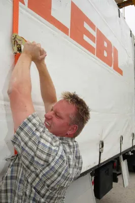 Schmerz lass nach. Wenn die Ladungssicherung zum Gesundheitsproblem wird. Bild: Schmerz lass nach. Wenn die Ladungssicherung zum Gesundheitsproblem wird.