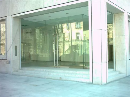 Bild: Glasarchitektur prägt das moderne Stadtbild