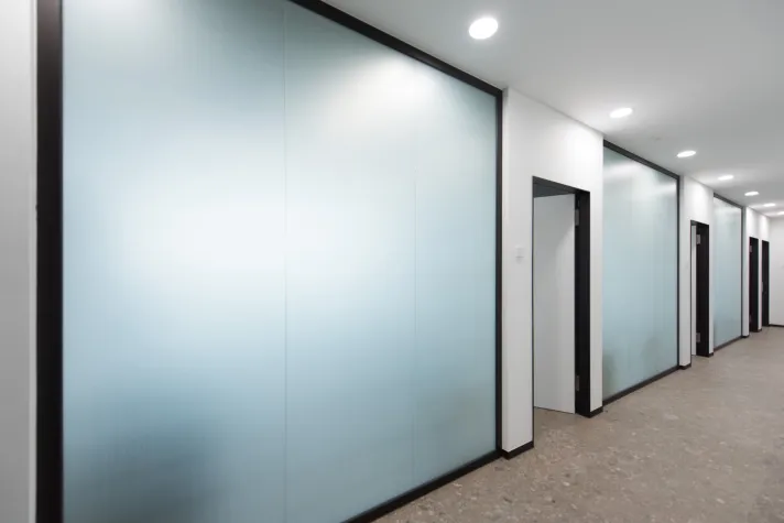 Bild: Moderne Praxisarchitektur mit Glaswänden - lichtdurchflutet und funktional.