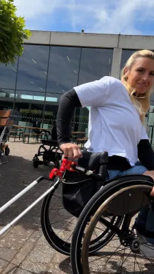 Wie Travelhero "Arnie" Menschen im Rollstuhl im Alltag und auf Reisen entlastet Bild: Wie Travelhero "Arnie" Menschen im Rollstuhl im Alltag und auf Reisen entlastet
