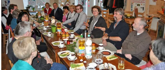 Bild: Gabriele Molitor im Dialog mit Angehörigen Demenzkranker