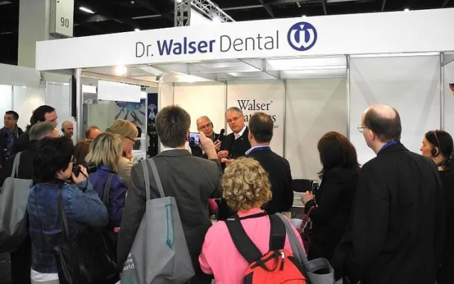 Bild: Dr. Walser Dental: Großer Presserummel beim Hersteller der Walser Zahn-Matrizen auf der IDS in Köln
