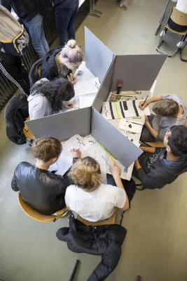 Bild: Auf Tuchfühlung mit der Demokratie. Initiative ließ Schüler Wahlzettel in Kunst verwandeln