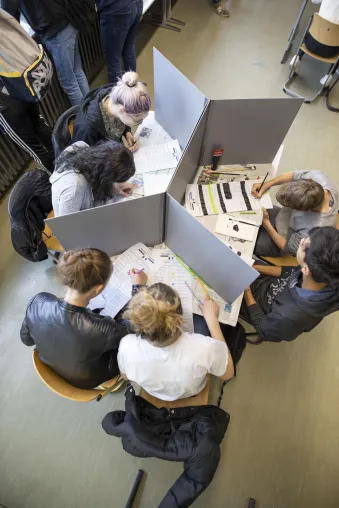 Bild: Auf Tuchfühlung mit der Demokratie. Initiative ließ Schüler Wahlzettel in Kunst verwandeln