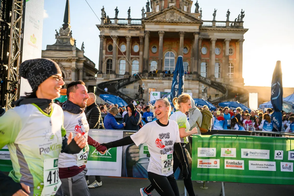 AOK Firmenlauf Potsdam vor historischer Kulisse. (© Die Sportmacher/Florian Manhardt)