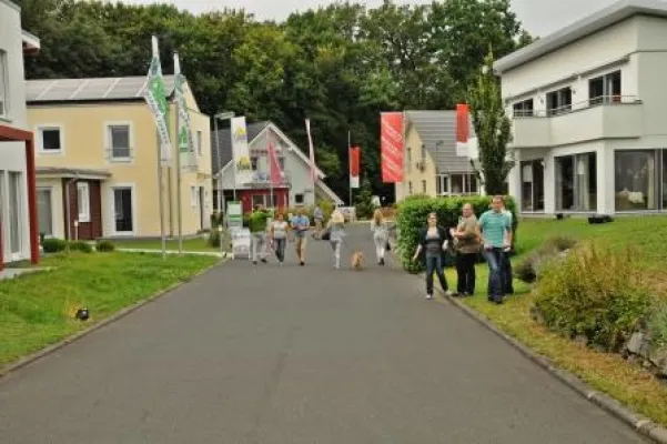 Bild: Mit Fertighäusern der Ausstellung Bad Vilbel für die nächste Etappe der EnEV gewappnet