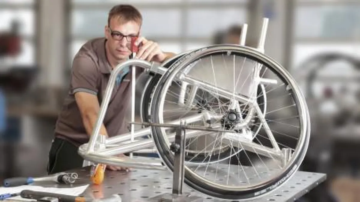 Montage von maßgeschneiderten Produkten bei der Ottobock Mobility Solutions GmbH in Königsee.