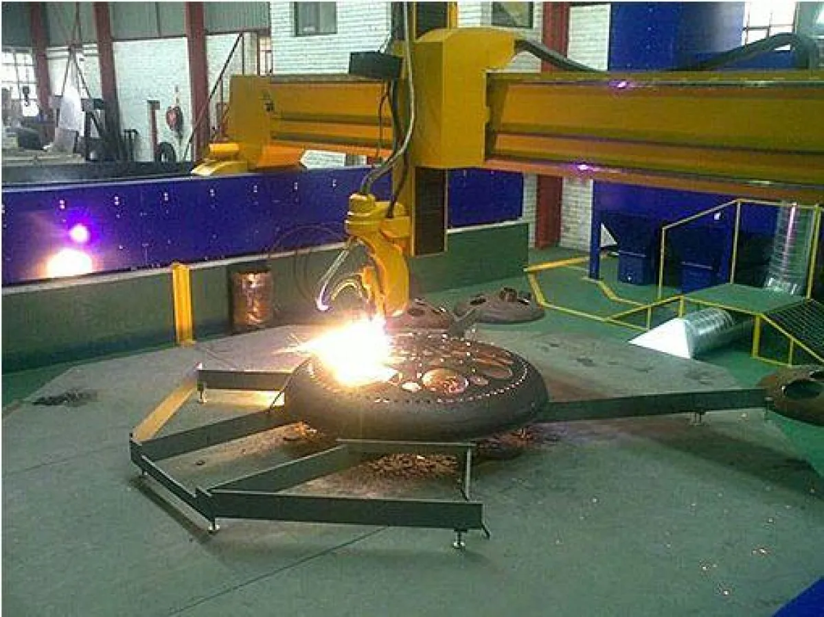 Die SMG Anlage von MicroStep in Aktion bei der Bearbeitung von Klöpperböden