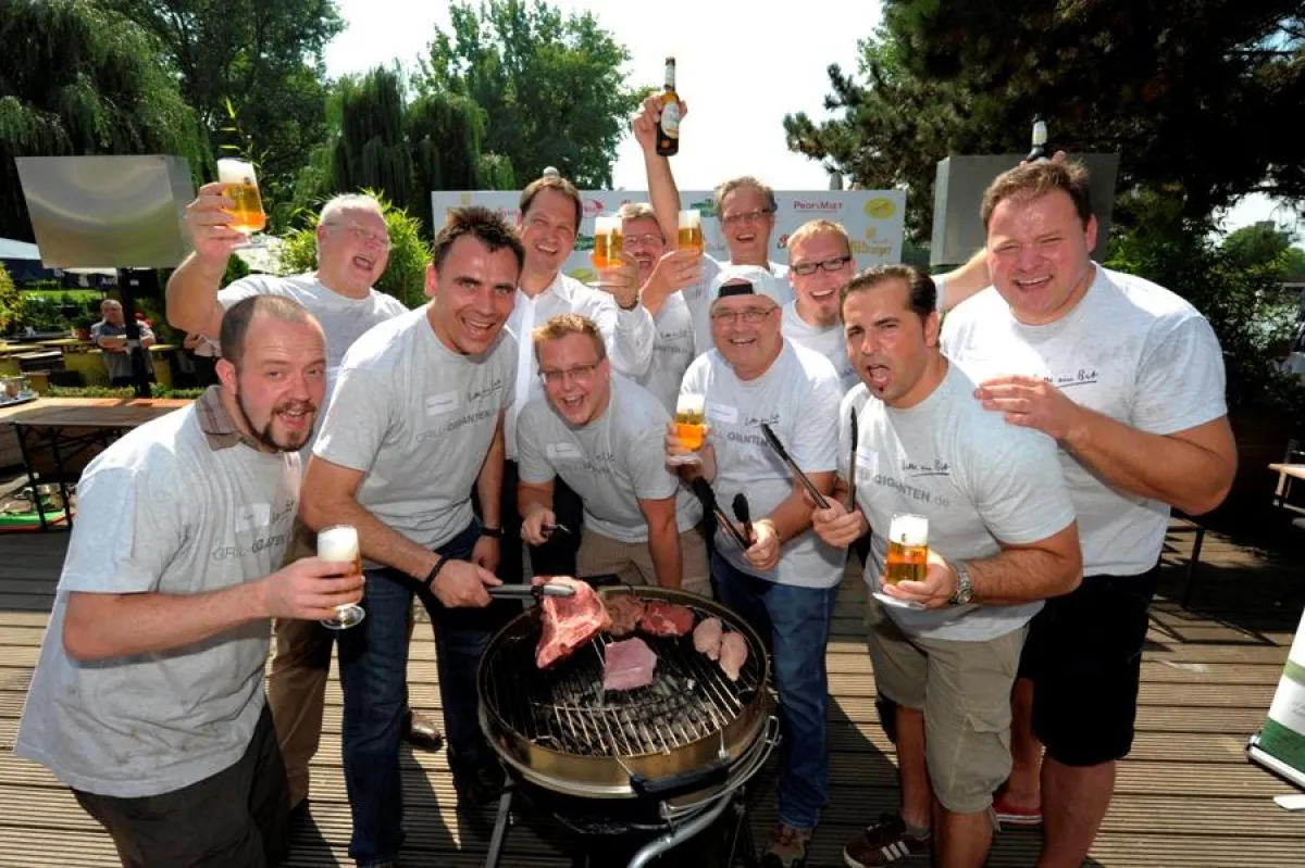 Grill-Giganten: Das National-Team der Männer stößt auf den Sieg an.