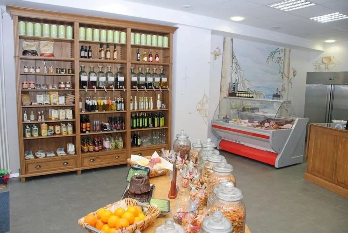 Der Feinkost-Laden Kulinaria hat vor wenigen Wochen in Erding eröffnet.