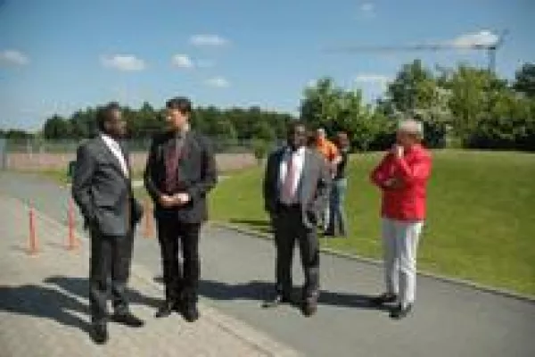 Botschafter von Benin besuchte Wolfsburger Albert – Schweitzer - Gymnasium Bild: Botschafter von Benin besuchte Wolfsburger Albert – Schweitzer - Gymnasium