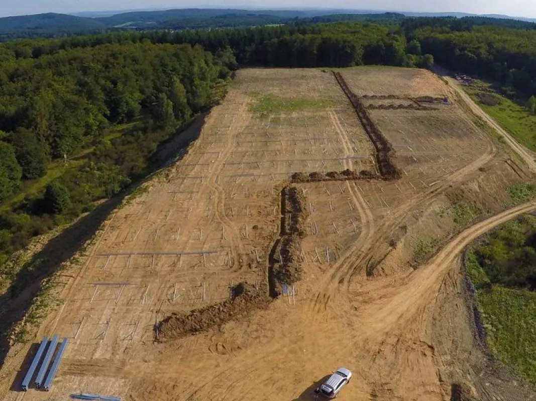 Der Solarpark in Mittenaar-Bellersdorf im Bau: nur 30% der Fläche werden von Modulen bedeckt sein.