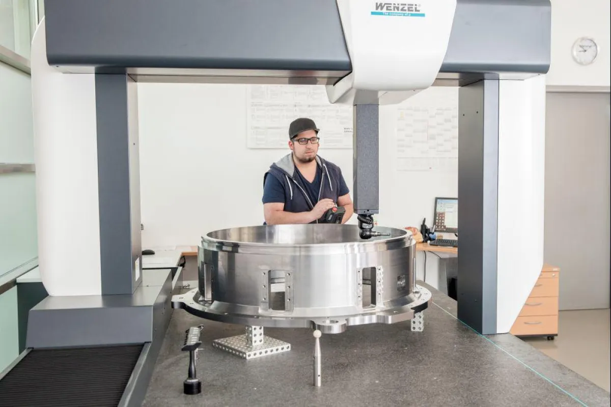 Messtechniker Nico Zebrowski mit „seiner“ Wenzel LH 108 beim Messen des Außenrings (Quelle: Lometec)