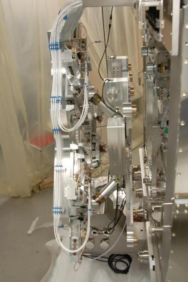 Parallelkinematik von PI miCos in einen vollautomatischen Produktionsprozess integriert