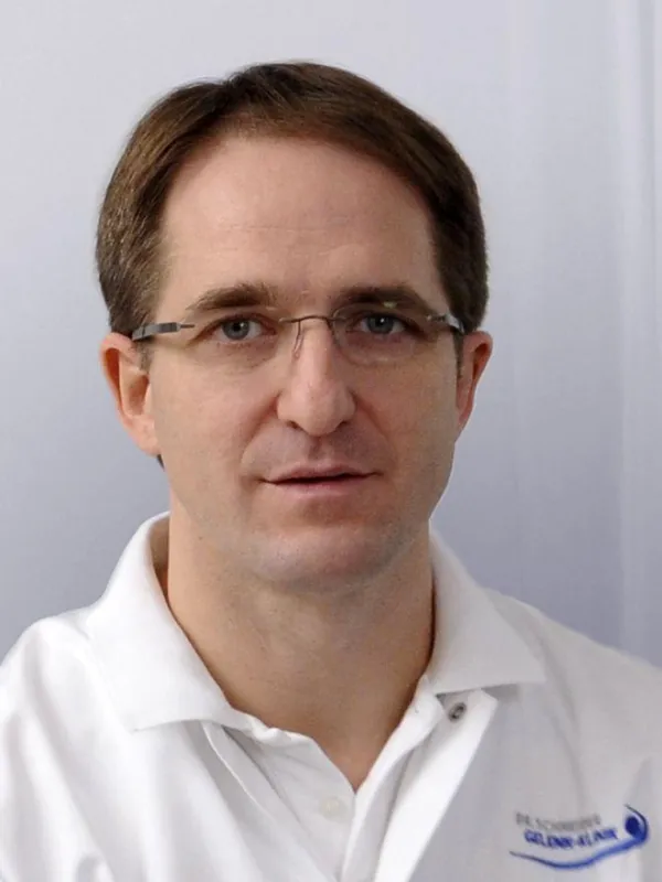 Dr. Thomas Schneider, aus Freiburg operiert in der Gelenk Klinik seit 2004 Prothesen des oberen Sprunggelenks.