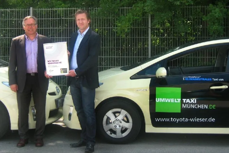 Bild: Münchner Taxi Center Ostbahnhof stellt ADAC-zertifizierte Eco-Taxis klimaneutral