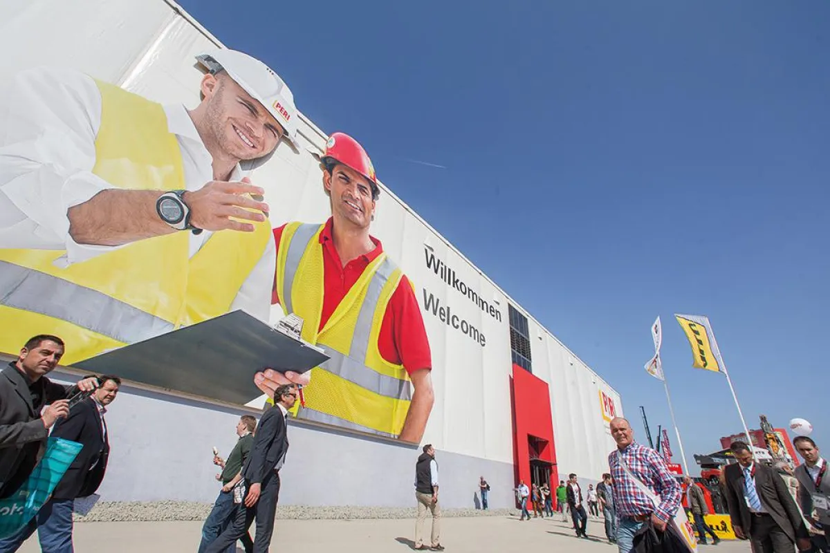 Ein echter Hingucker - das PERI Messezelt im Freigelände der bauma 2016