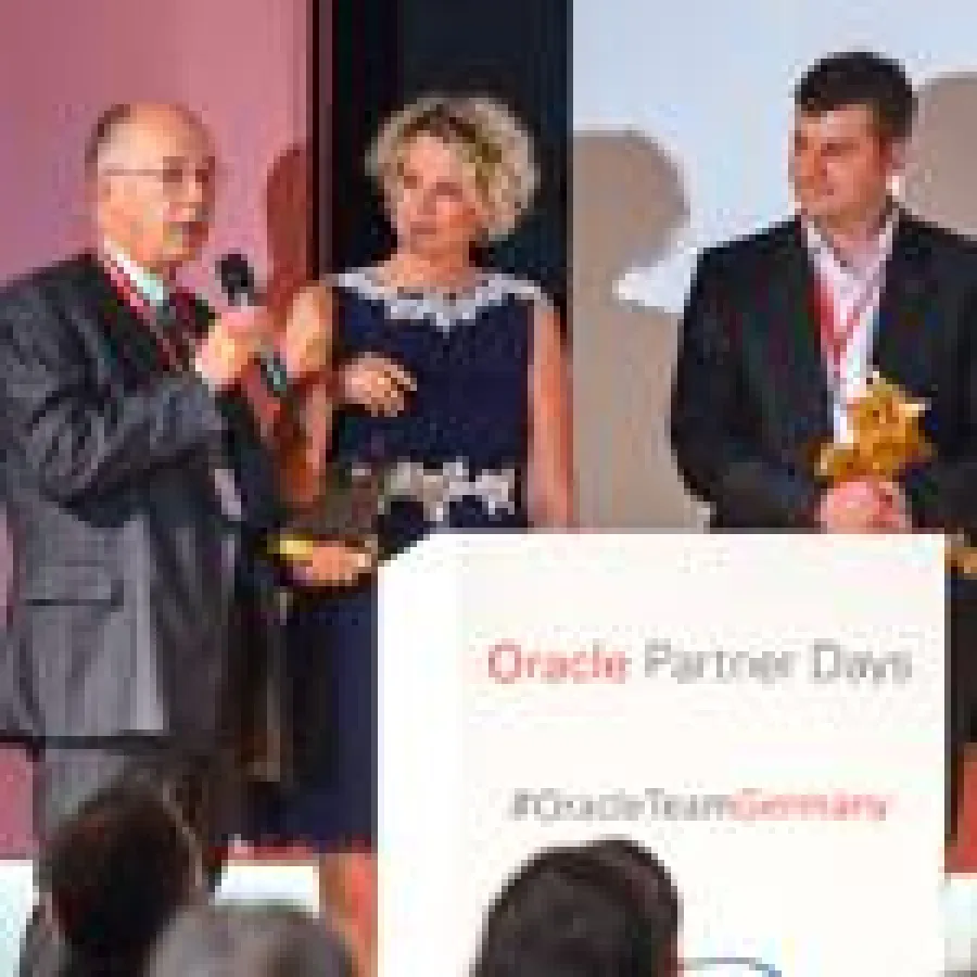 Bernhard Opitz und Jochen Wilms nehmen den Oracle Award für die IT-Beratung entgegen