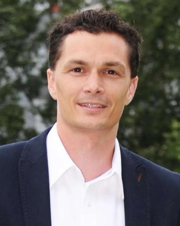 Geschäftsführer Marcel Hager steht beim Podiums-Talk Rede und Antwort.