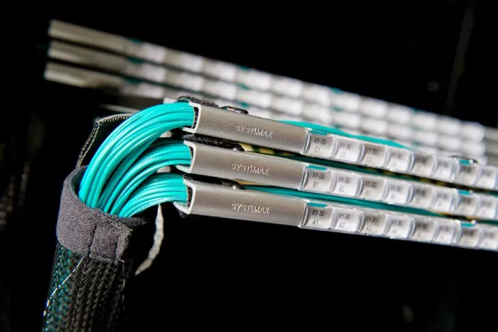 Bild: Weltpremiere: CommScope präsentiert 100 Gigabit Ethernet Datenübertragung über 340 Meter mit OM4 Fiberkabel