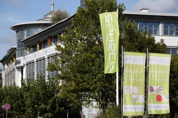 Bild: Firmenübernahme in Wiesbaden - Werbeartikel-Spezialist SOURCE übernimmt JUST NOW Verkaufsförderung
