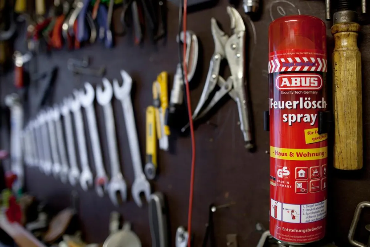 Ob Garage, Küche oder Werkraum - mit dem Feuerlöschspray von ABUS lassen sich Entstehungsbrände schnell und einfach bekämpfen