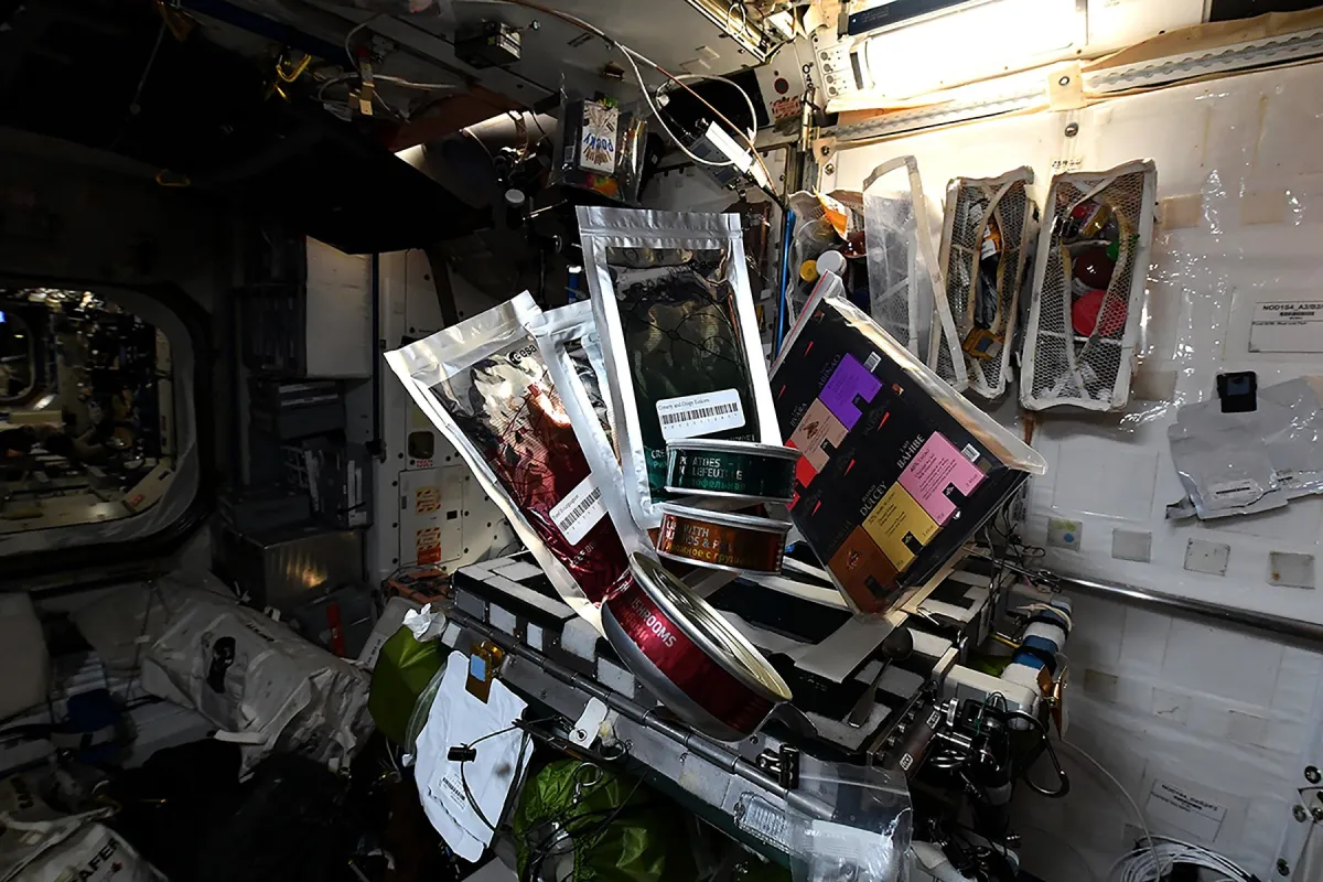 Astronautennahrung steckt in Spezialverpackungen, die schützen und eine sichere Zubereitung sichern. (© ESA/NASA - T. Pesquet)