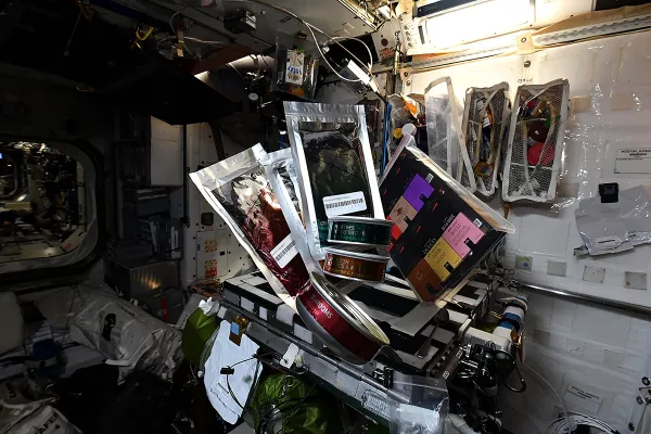 Bild: Kunststoff und Raumfahrt – Plastik im All-Tag