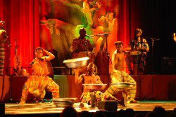 Bild: Das Publikum feierte Afrika im CIRQUE SUSUMA